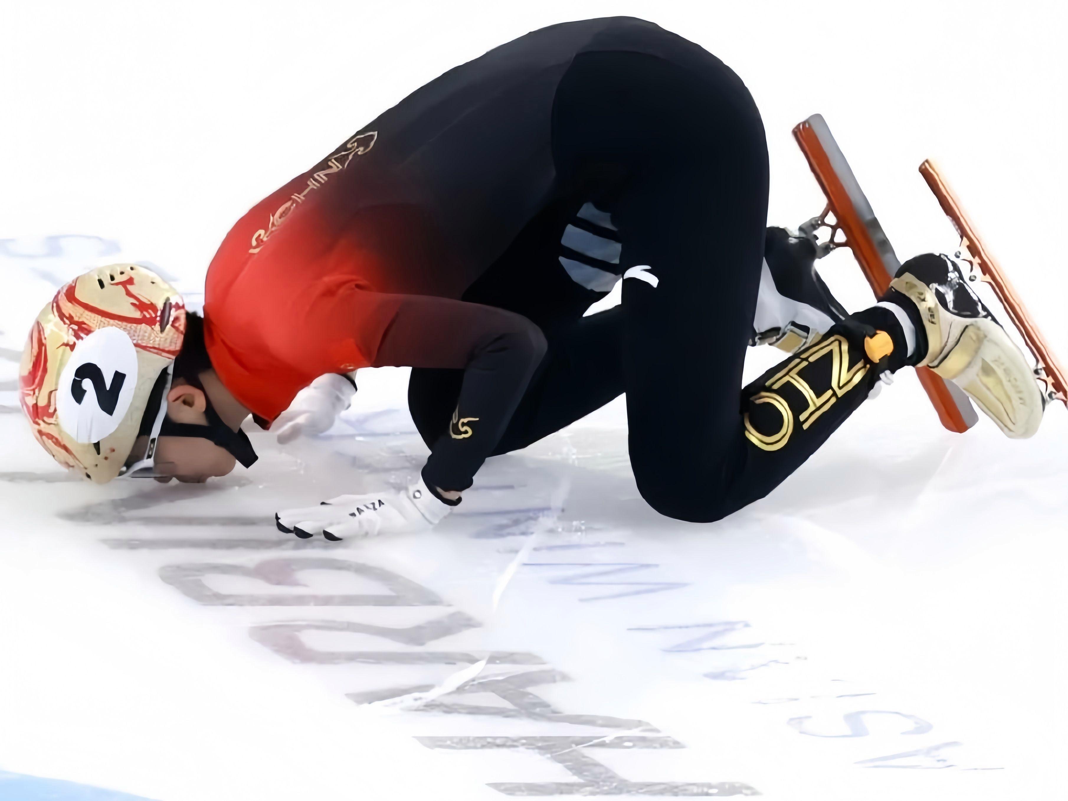 冰岛足球队在场上表现抢眼，收获掌声和赞誉的简单介绍