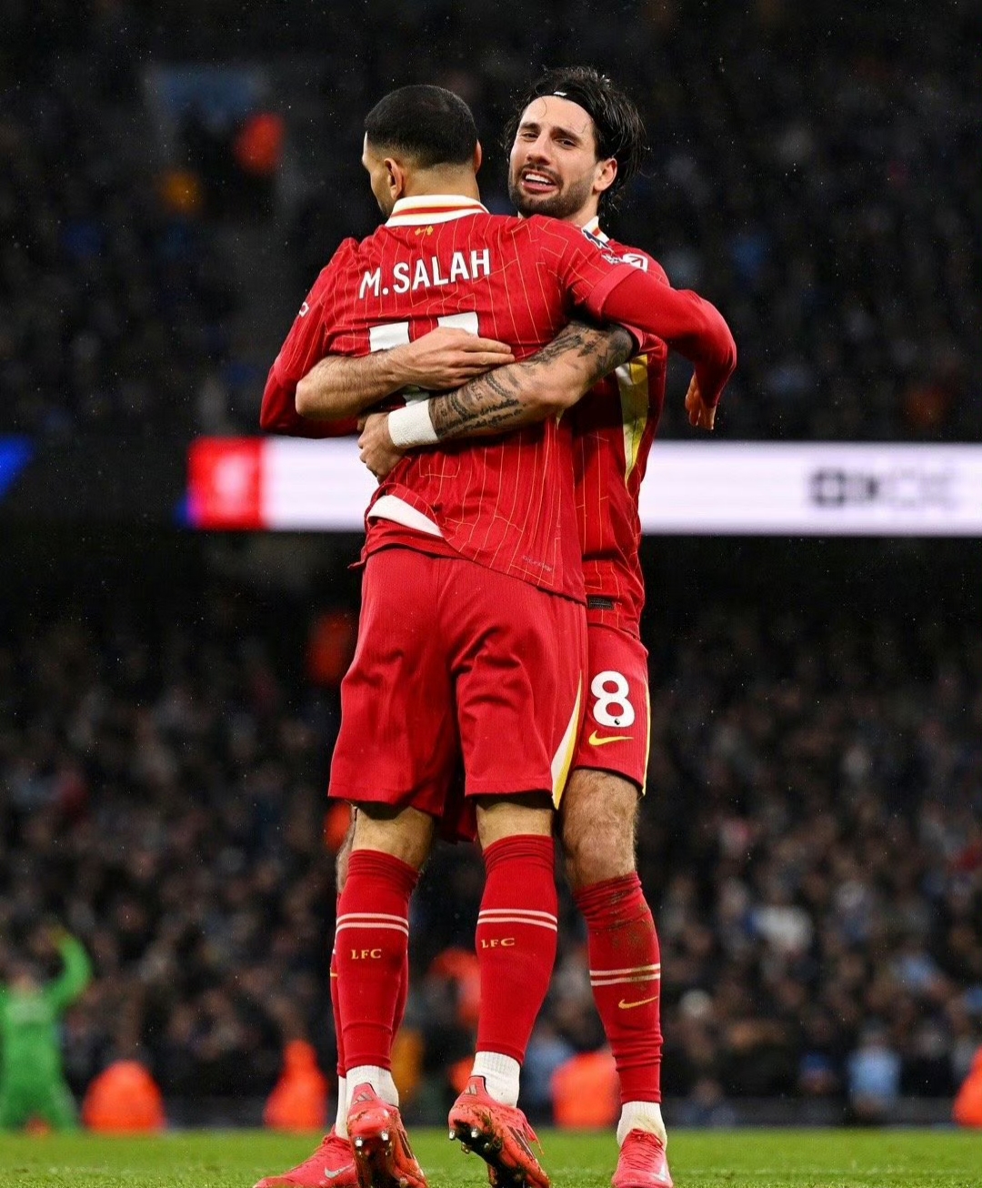 利物浦逼平曼联，难分伯仲争夺冠军