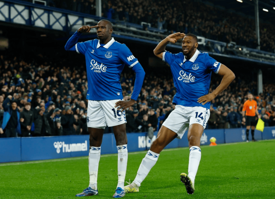 关于狼队主场比击败埃弗顿，豪取连胜的信息