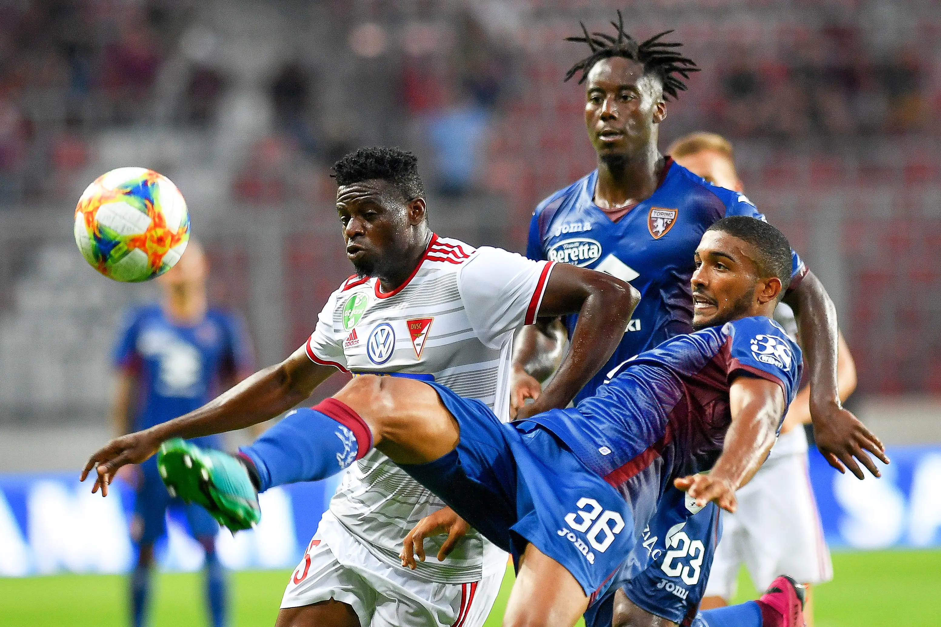 意甲赛场激情澎湃，球员斗志昂扬