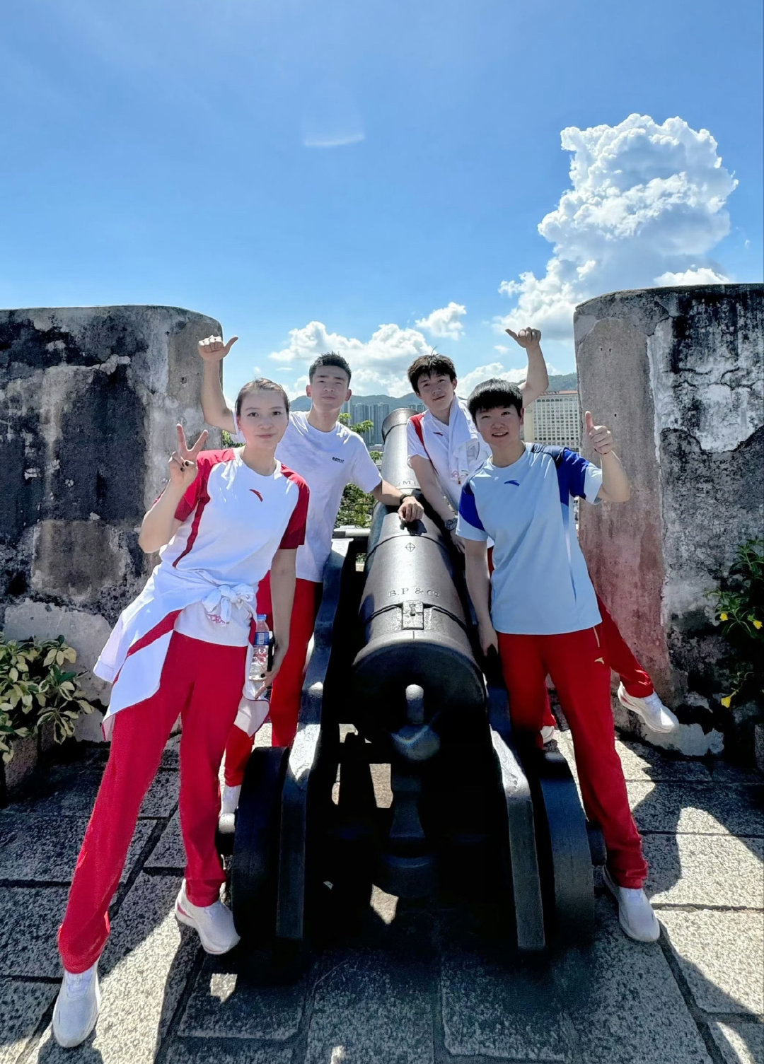 运动员们在欢呼声中取得胜利，体现出色的团队合作(运动员们发扬了朝气赛场内外洋溢着热烈而祥和的气氛)