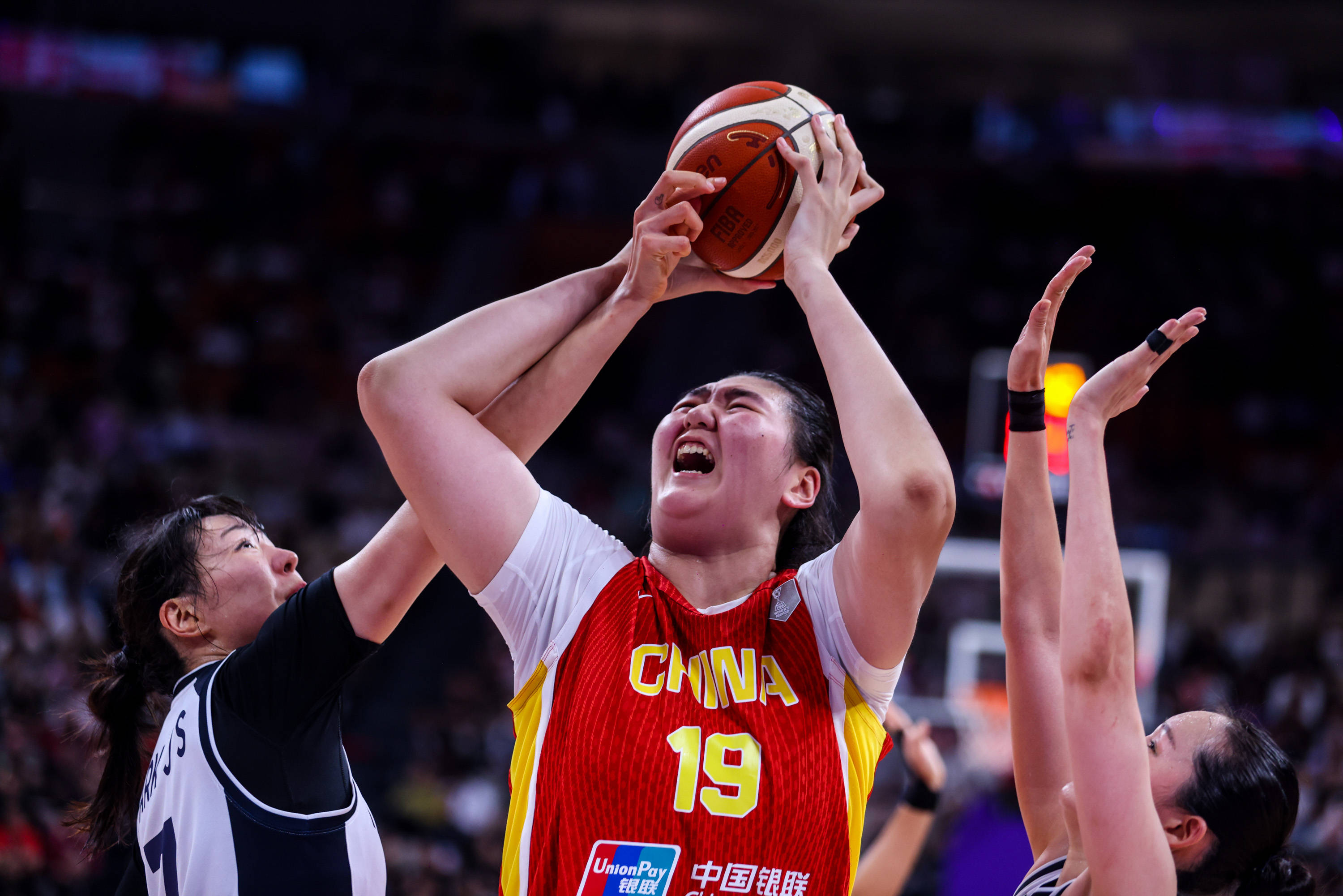 运动员们在欢呼声中取得胜利，体现出色的团队合作(运动员们发扬了朝气赛场内外洋溢着热烈而祥和的气氛)